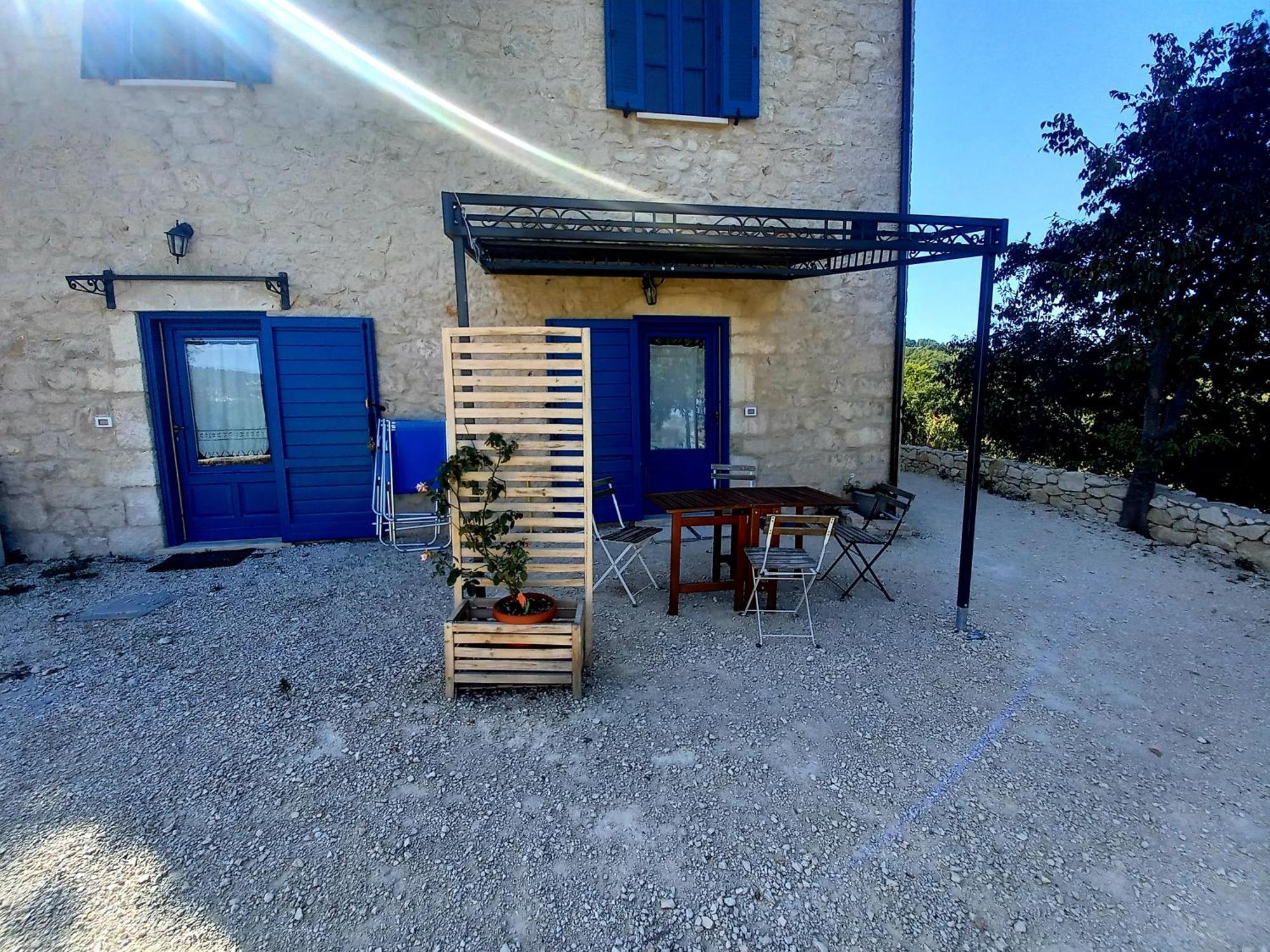 Abbateggio La Casa Dalle Finestre Blu المظهر الخارجي الصورة